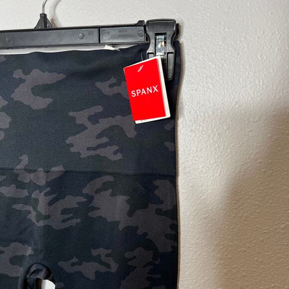 New Spanx Look At Me Now Seamless Leggings High Rise Black Camo Ankle Sz M - Picture 2 of 4
